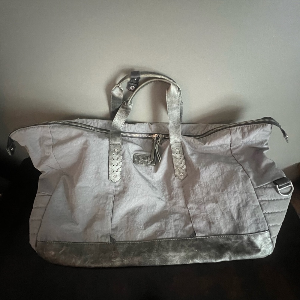 Under Armour Silver gym/duffel bag
